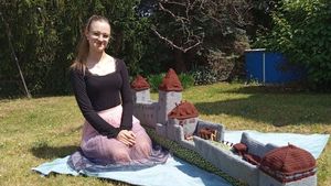 133 dní a 6,4 km příze: Kristýna (17) uháčkovala Kašperk! Má rekord