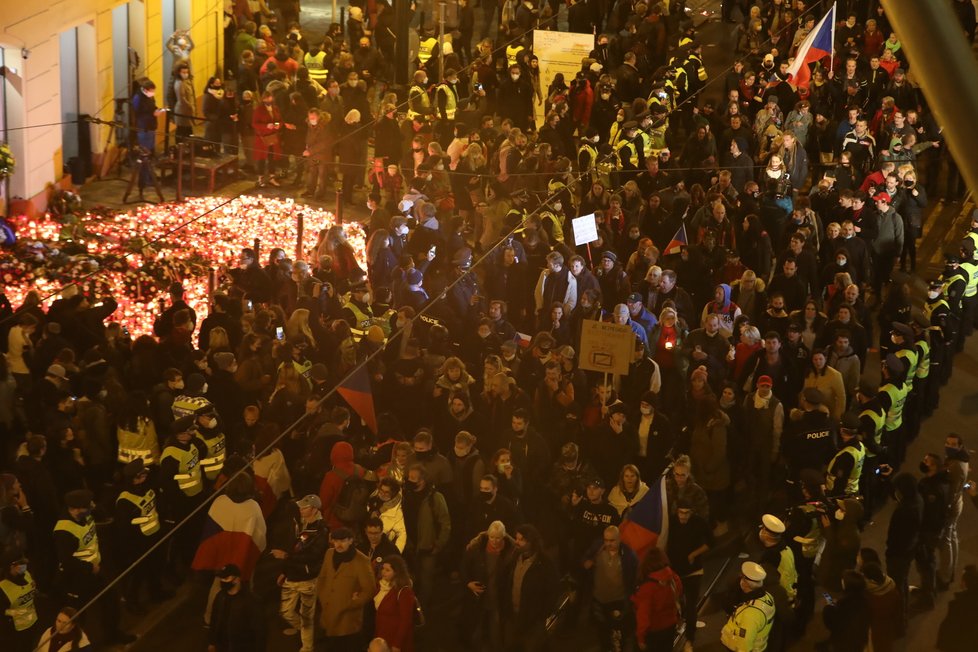 Demonstranti a demonstrantky proti vládním opatřením prošli i Národní třídou (17.11.2020)