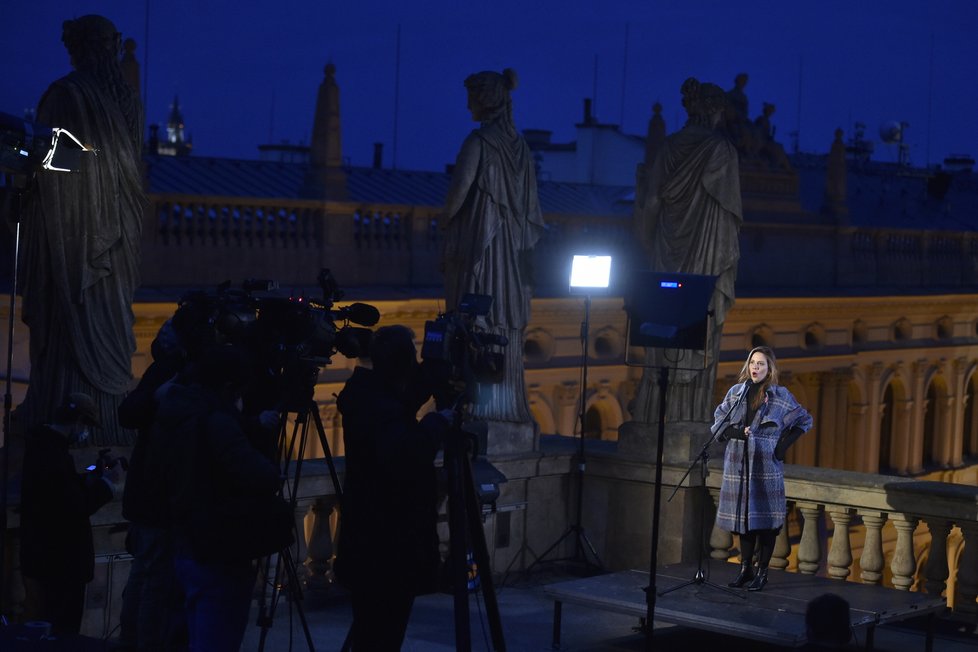 17. listopad 2020: Aneta Langerová zazpívala z balkonu Národního divadla lidem Modlitbu pro Martu