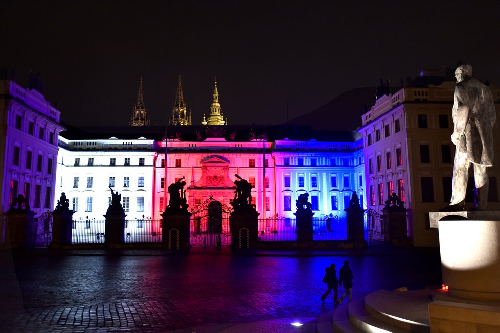V Praze se v barvách trikolory rozsvítil i Pražský hrad (17.11.2020)