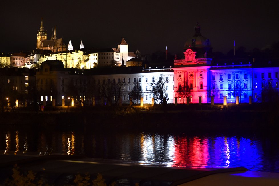 V Praze se v barvách trikolory rozsvítil i Úřad vlády (17.11.2020)