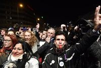 17. listopad: Tisíce lidí na Václaváku, jásot pro Drahoše a vypískaný Okamura
