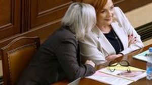 500 Kč měsíčně pro seniory od 80 let a víc peněz mladým na penzijko. Sněmovna kývla na změny 500 Kč měsíčně pro seniory od 80 let a víc peněz mladým na penzijko. Sněmovna kývla na změny