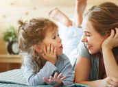 7 mocných komplimentů, které by měly mámy říkat svým dcerám v každém věku