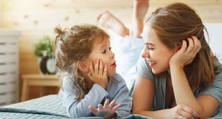 7 mocných komplimentů, které by měly mámy říkat svým dcerám v každém věku