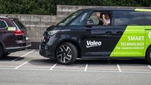 Adaptivní parkování vám umožní dát si ruce za hlavu. Zavírat oči se ale nevyplácí Adaptivní parkování vám umožní dát si ruce za hlavu. Zavírat oči se ale nevyplácí