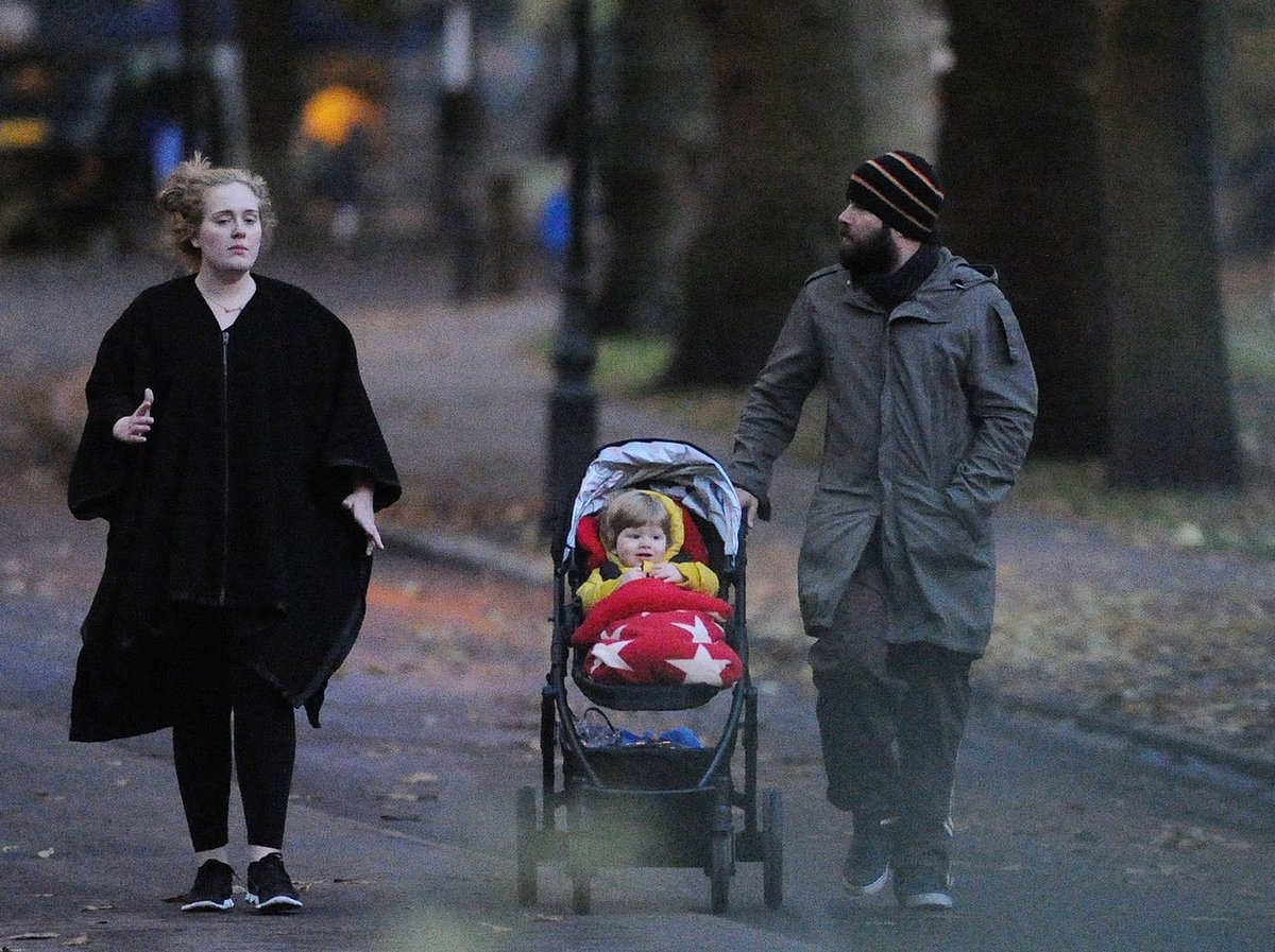 Rodina na procházce. Adele a Simon Konecki se vzali v roce 2016, o tři roky požádala zpěvačka o rozvod