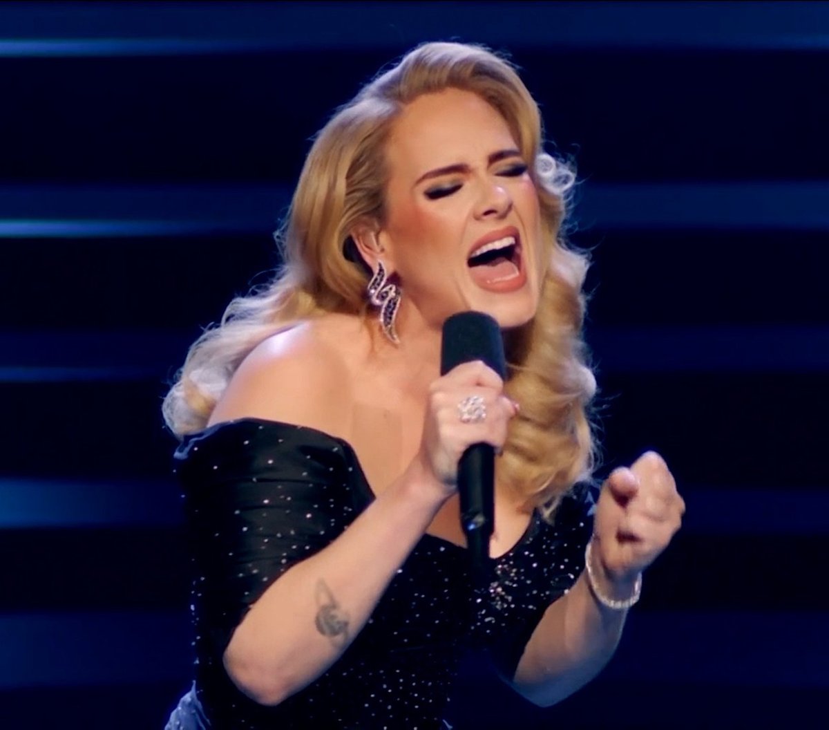Adele na koncertě v Londýně, který se zároveň živě přenášel v televizi.