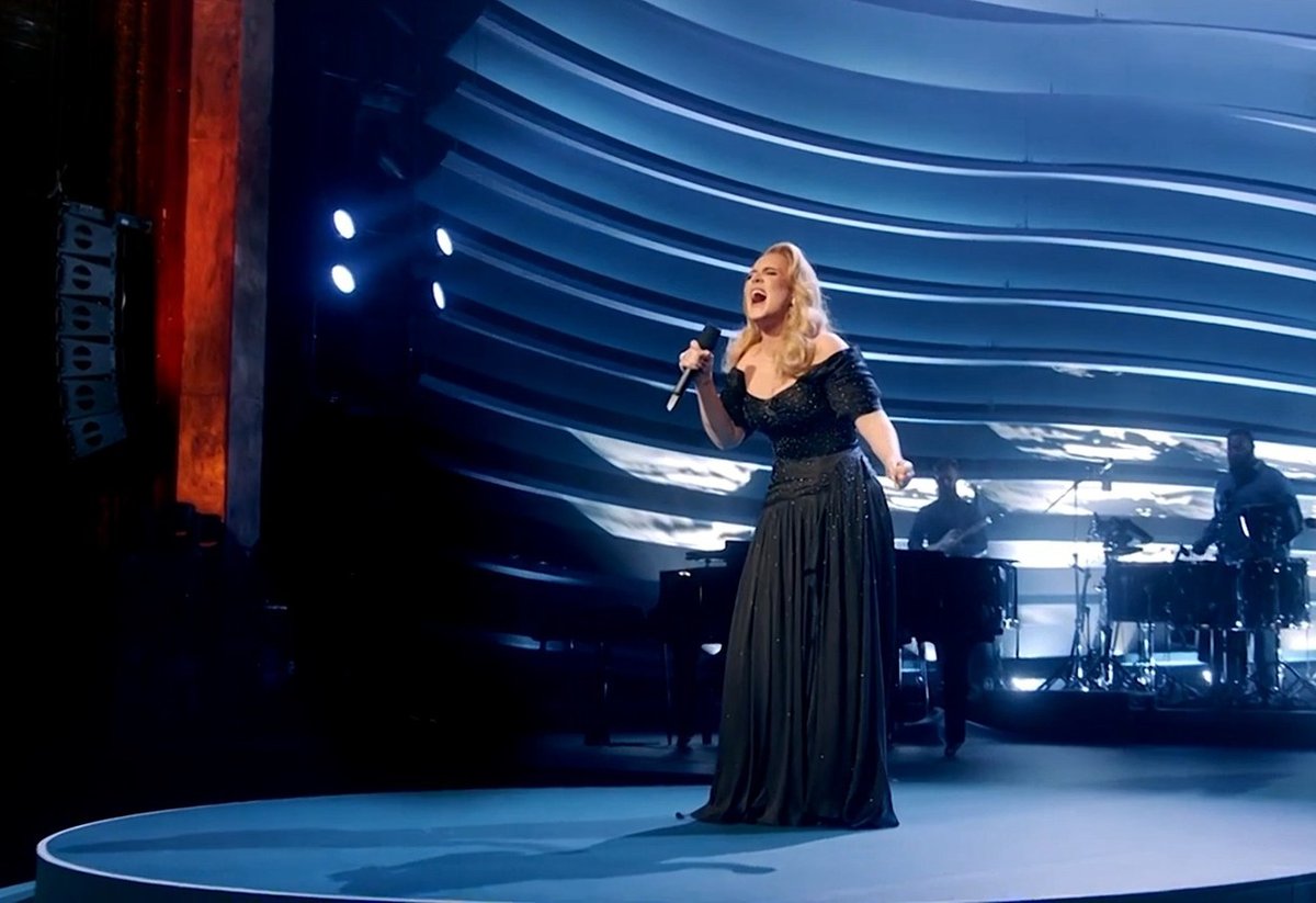 Adele na koncertě v Londýně, který se zároveň živě přenášel v televizi.