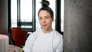 Adriena Pecinová: „Kdo jsem byla? Nikdo.“ Kvůli nemocné sestře se naučila být perfektní, pak přišlo vyhoření a ztráta sebe sama