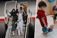 Evakuované afghánské děti si zvykají Česku: Dostaly botičky, malují obrázky