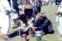 Kradl kvůli hladu, usekli mu ruku. Děsivé video zachytilo středověký trest Tálibánu