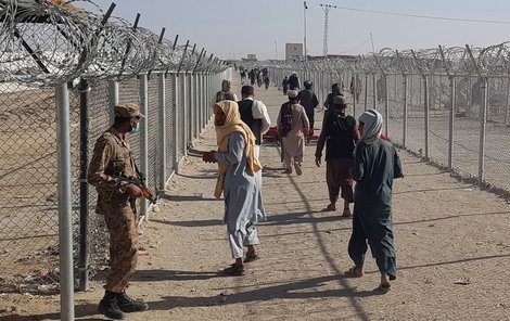 Situace v Afghánistánu se neklidní. Islamistické hnutí Tálibán zahájilo útok na severoafghánské město Mazáre Šaríf
