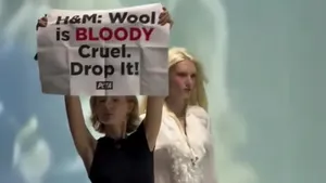 Aktivistka z PETA svým walkem celkem snědla real sh*t models Aktivistka z PETA svým walkem celkem snědla real sh*t models