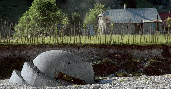 Neklidná idyla Albánie: Statisíce vojenských bunkrů tvoří pochmurný krajinný prvek celé země