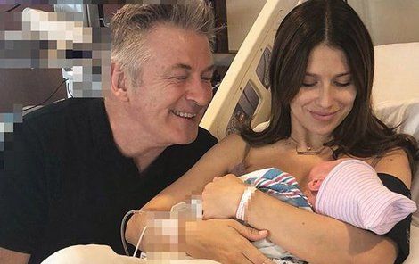 Alec Baldwin s manželkou a novorozeným miminkem