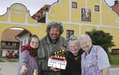 Jana Altmanová s kolegyněmi a režisérem Troškou při natáčení Babovřesk 2.