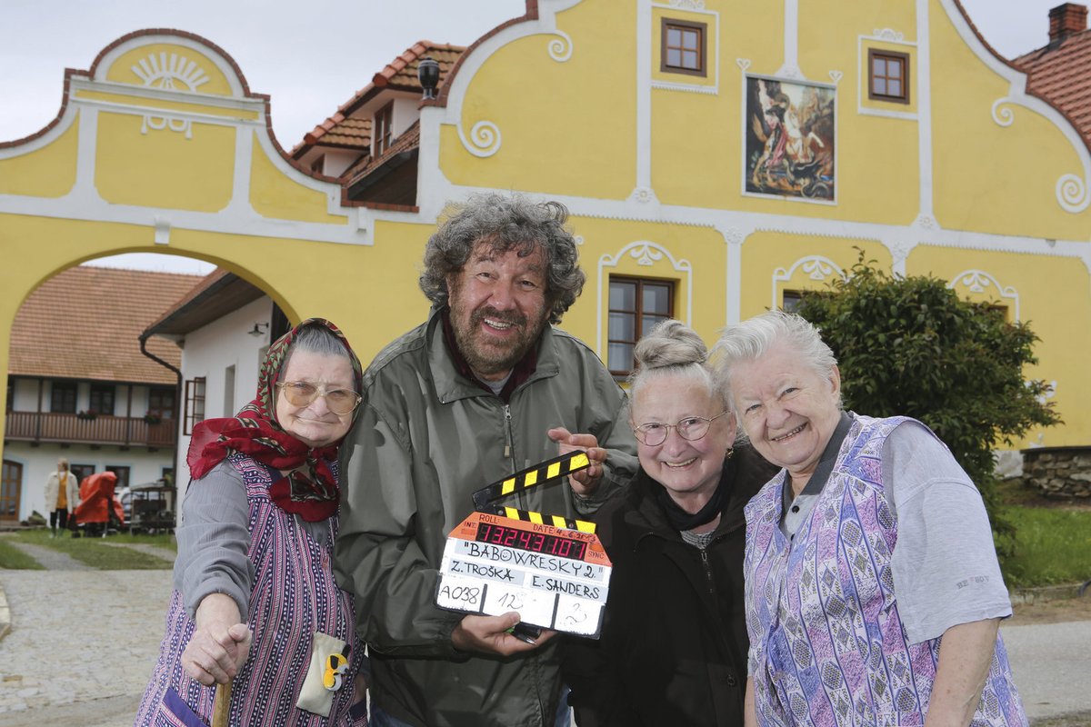 2014: Jana Altmanová s kolegyněmi a režisérem Troškou při natáčení Babovřesk 2.