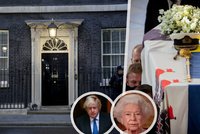 Další skandál v sídle britského premiéra: 30 lidí na večírku v den pohřbu prince Philipa