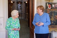 Merkelová s Johnsonem řešila covid, fotbal i brexit. Kancléřku přijala i královna