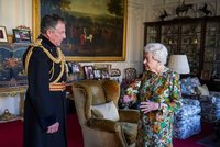 Vážné obavy o zdraví královny Alžběty II.: Proč má tak fialové ruce?!