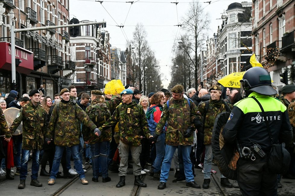Protesty proti opatřením v Amsterdamu