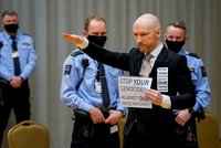 Nejsem nebezpečný, tvrdil masový vrah Breivik. Soud smetl jeho žádost o propuštění