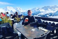 Babiš z alpské dovolené: Pozdrav s pivem za 375 korun. Předhazují mu sliby u Jílkové