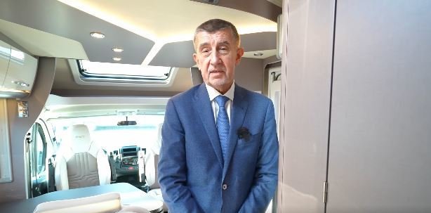 Expremiér Andrej Babiš (ANO) ukazuje obytný vůz, který si koupil (27.12.2021)