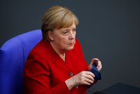 Merkelovou grilovali kvůli afghánské krizi: Narážky na kino i uprchlíky a ostrá kritika vlády