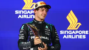 Antonelli se třetím místem v Singapuru přiblížil titulu mistra světa, slavit může už v Austinu Antonelli se třetím místem v Singapuru přiblížil titulu mistra světa, slavit může už v Austinu