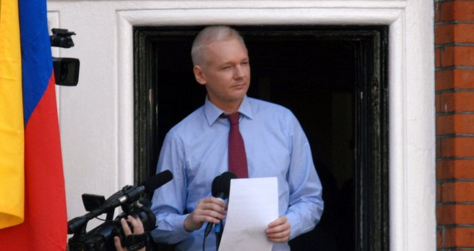 Rána pro Assange: Británie souhlasila s vydání do USA. Čeká ho soud za špionáž