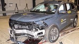 Audi Q7 jako první získalo 100 % za bezpečnost po nehodě. Auta teď pomáhají záchranářům Audi Q7 jako první získalo 100 % za bezpečnost po nehodě. Auta teď pomáhají záchranářům