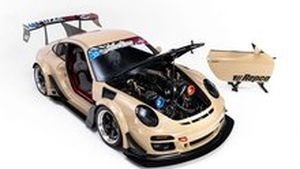Australané postavili Porsche 911 naruby. Osmiválec s 1200 koňmi sedí vpředu Australané postavili Porsche 911 naruby. Osmiválec s 1200 koňmi sedí vpředu