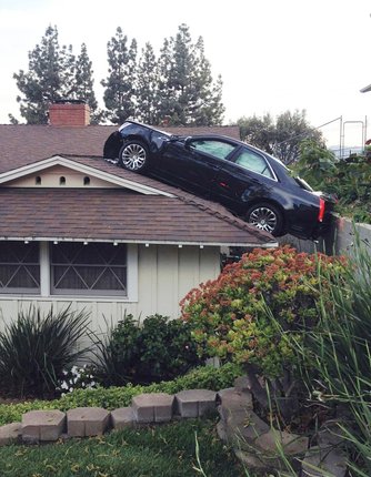 Glendale, USA Američan zaparkoval cadillac na střeše.Lowestoft,
