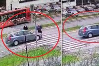Drsné záběry nehody: Řidič v plné rychlosti smetl chodce na přechodu!