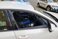 Otevřená okénka u aut jako lákadlo pro zloděje: Berou tašky, elektroniku i autosedačky, buďte obezřetní