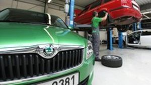 Auto v servisu? Náhradní doprava nemusí stát ani korunu navíc Auto v servisu? Náhradní doprava nemusí stát ani korunu navíc