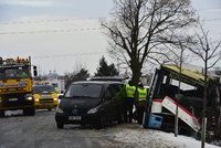 U Prahy naboural autobus s cestujícími do stromu: 1 mrtvá a sedm zraněných