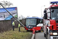 Vážná nehoda autobusu v Praze: Na místě je pět zraněných včetně dětí