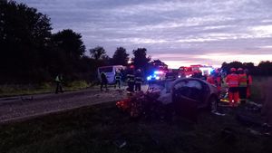 Autobus po nehodě na Vyškovsku skončil v kolejišti: V akci vrtulník