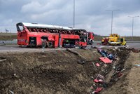 Při nehodě autobusu zemřelo 17 lidí: Sjel z 200 metrů hluboké strže