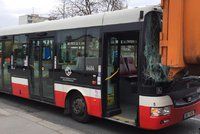 Autobus napasovala do popelářů: Řidičku (52) museli ošetřit záchranáři
