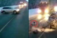 Batole o vlásek uniklo smrti: Při nehodě vylétlo z auta pod kamion!