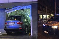 Drsná nehoda v Praze: Tramvaj odpálila auto do výlohy obchodu!