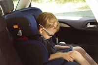 Rodiče u autosedaček hřeší na bezpečnost. Víc je zajímá barva a značka