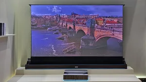 AWOL LuxVision opticky posouvá celý 4K obraz. Doplnit jej lze výsuvným plátnem s podsvíceným stojanem AWOL LuxVision opticky posouvá celý 4K obraz. Doplnit jej lze výsuvným plátnem s podsvíceným stojanem