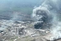 Peklo v Mariupolu: Rusové zničili kryt v ocelárnách Azovstal, bombardovali i nemocnici
