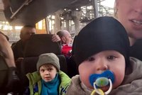 Rusové znovu útočí na ocelárny Azovstal. Na evakuaci čekají i desítky malých dětí