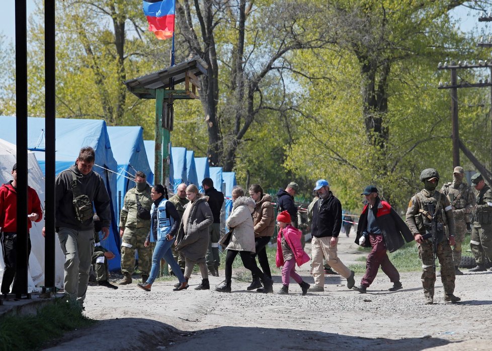 Civilisté evakuovaní z domů u oceláren Azovstal (1.5.2022)